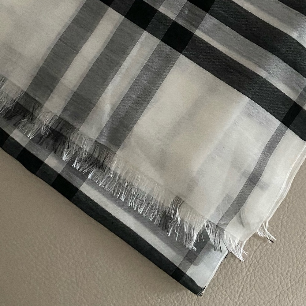 black & white derailed scarf - Picture 5 of 8